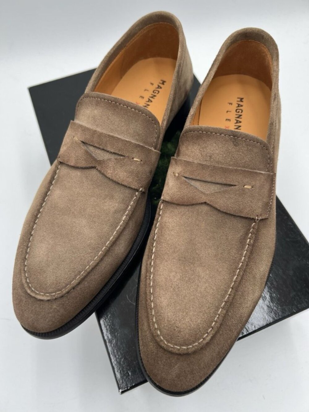 Magnanni Flex Garner Men’s 9 Taupe Suede Penny Loafers New Open Box $425